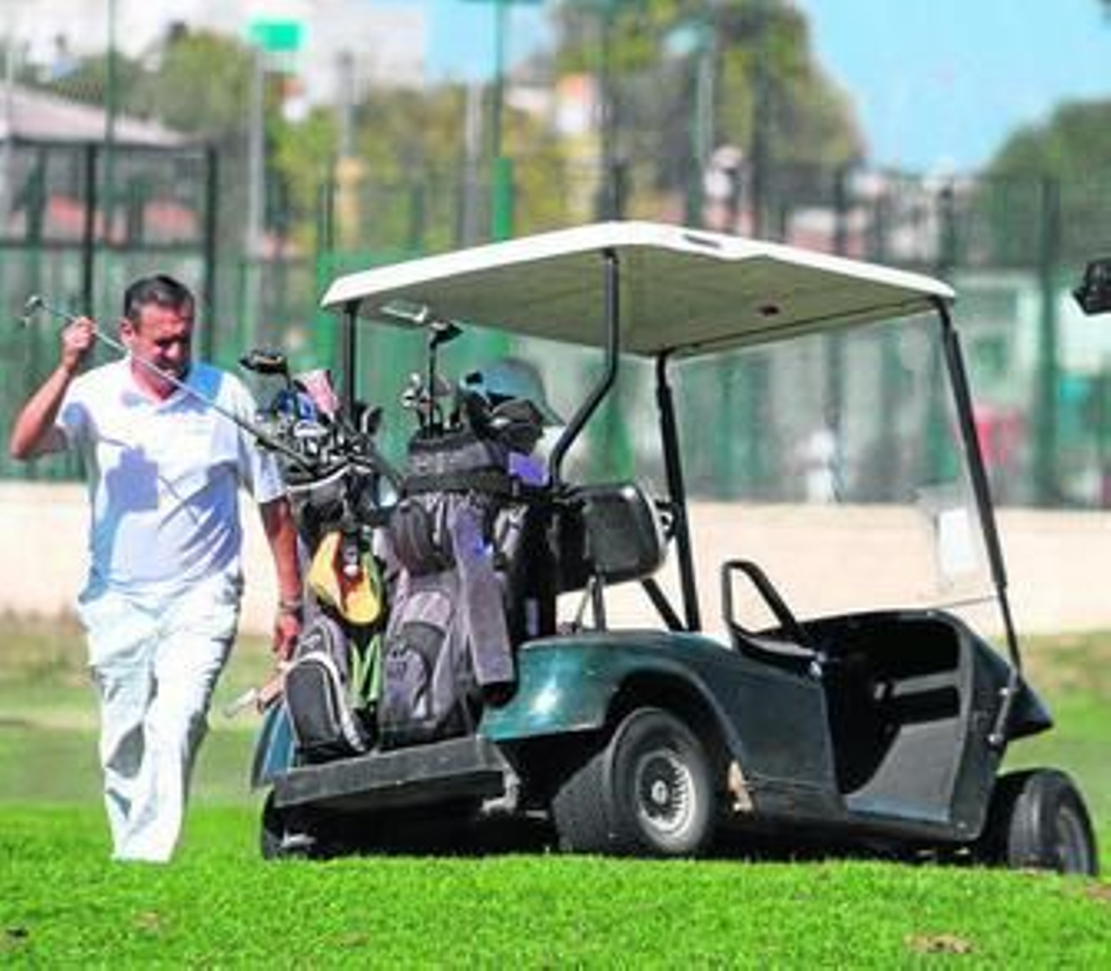 Un golfista practicando deporte en un campo de la Costa onubense.