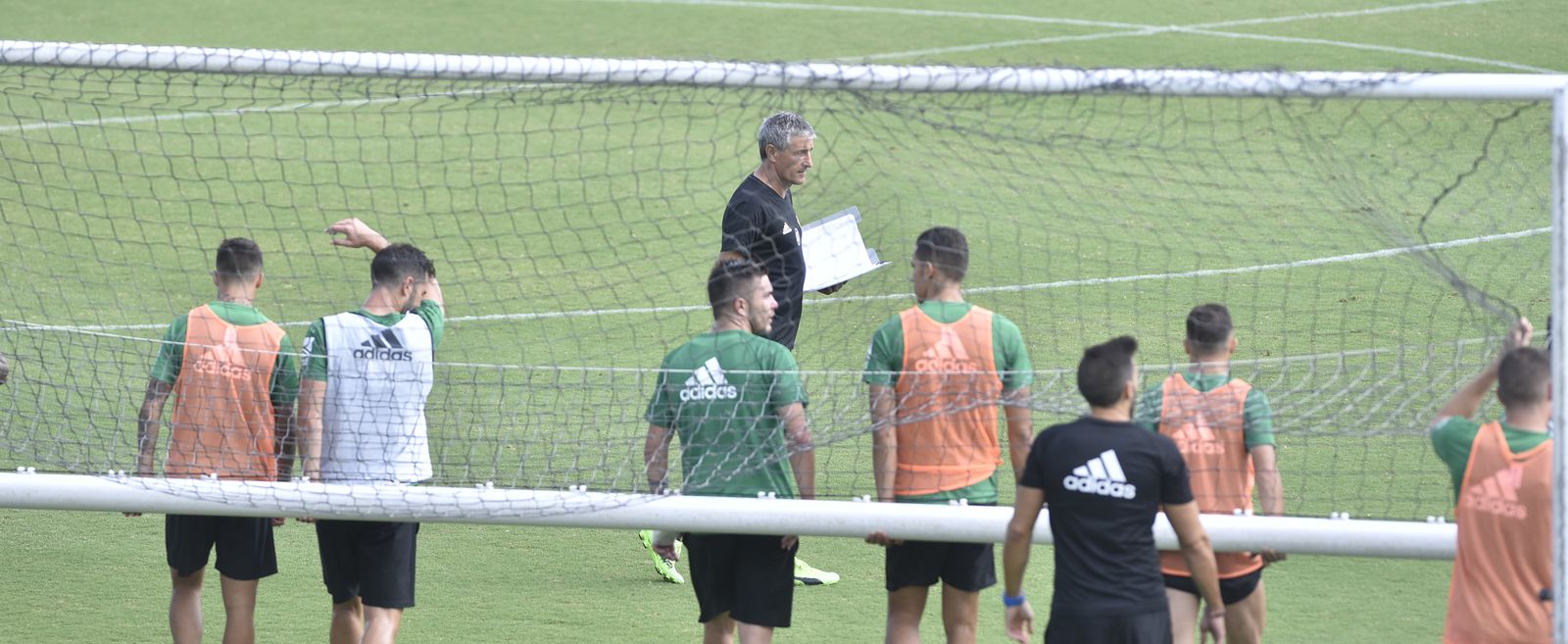 Los jugadores béticos trasladan una portería.