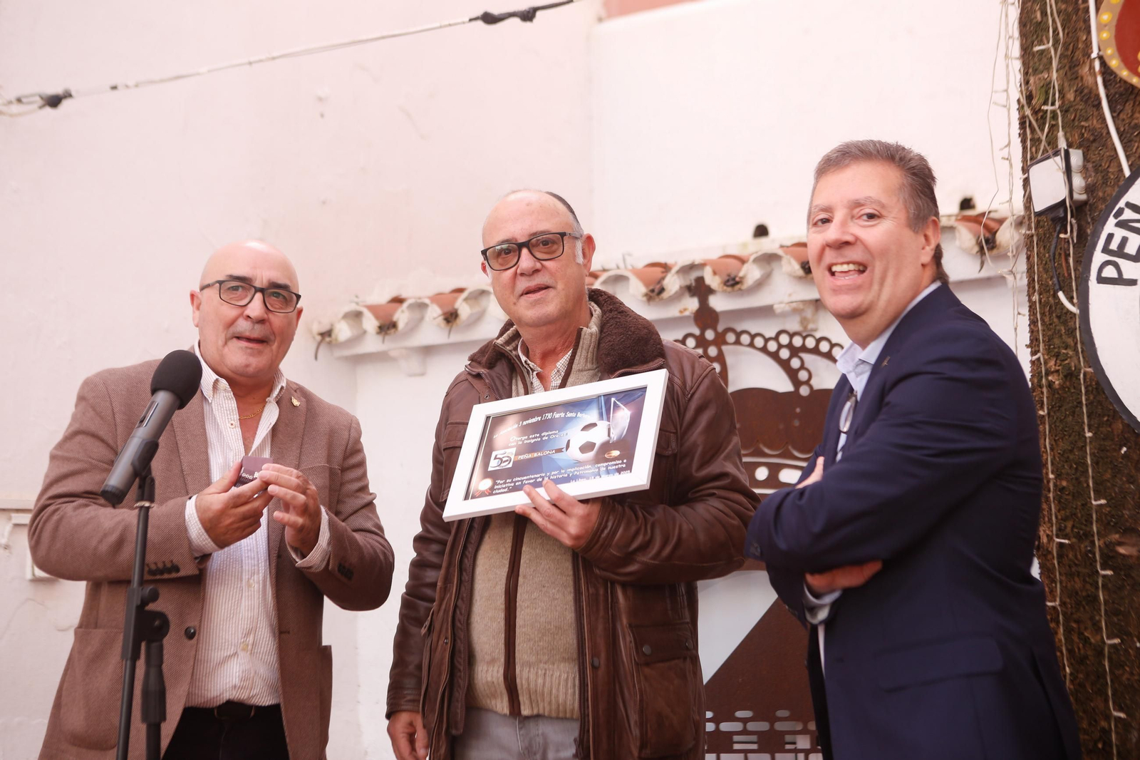 Las fotos de la entrega de medallas de la Asociación Fuerte de Santa Bárbara a la Peña Balona y Julio Vega
