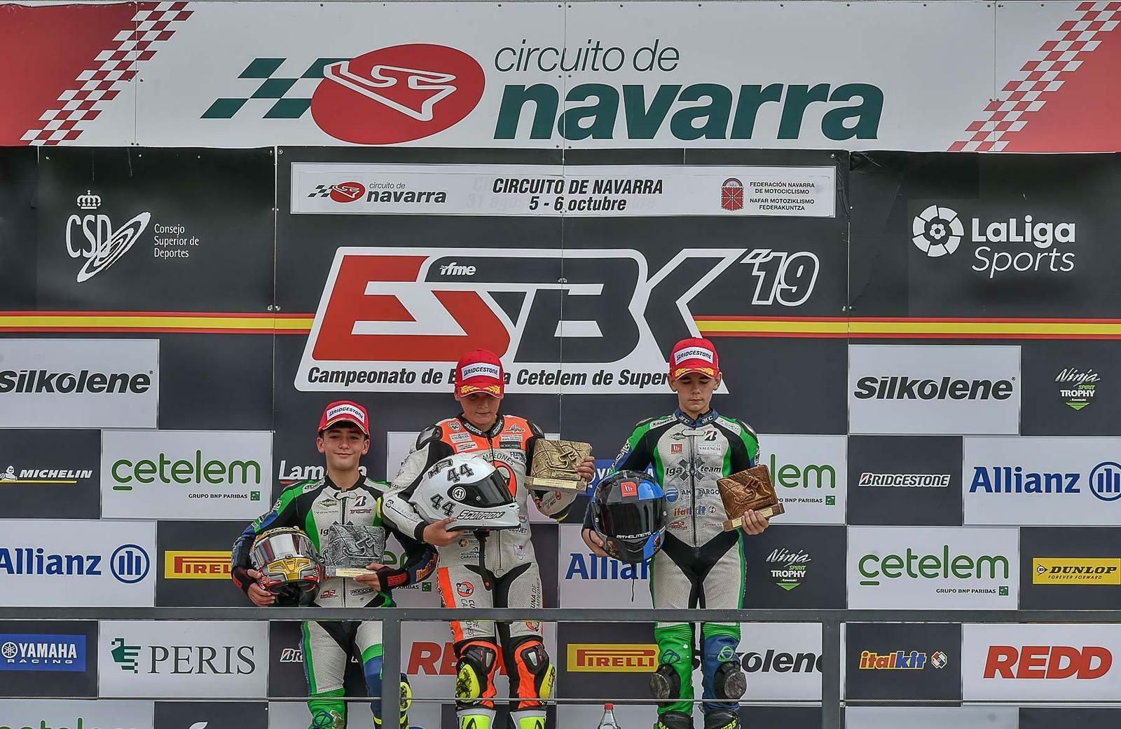 Hugo Millán -centro- en la primera plaza del podio en Navarra.