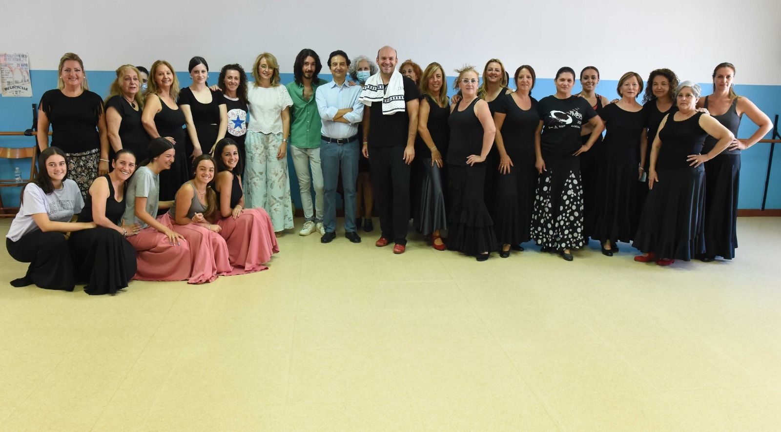 El bailaor David Lozano y sus alumnos reciben la visita de la concejal de cultura