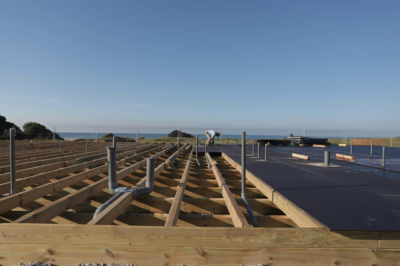 Los trabajos de montaje del suelo de BiBo Tarifa, este miércoles