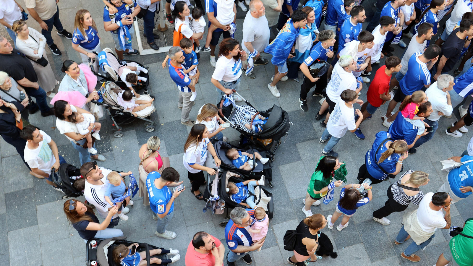 Baño de masas del Xerez CD en Jerez por su ascenso