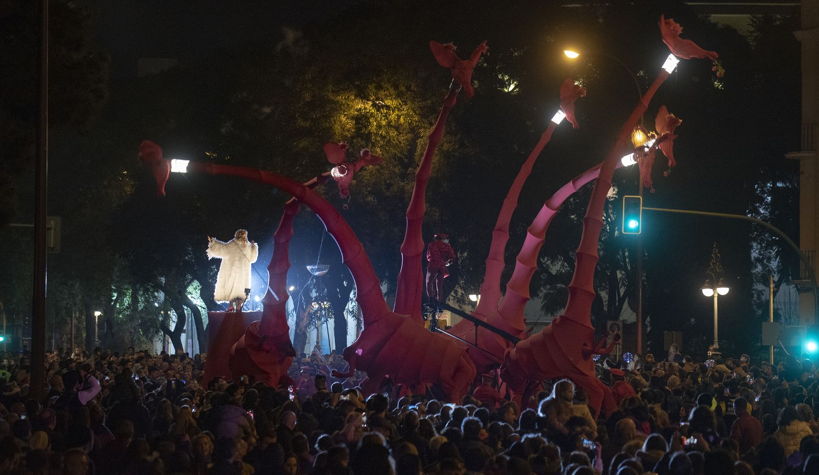 Las imágenes del pasacalles con marionetas gigantes de jirafas, por el Paseo de Colón