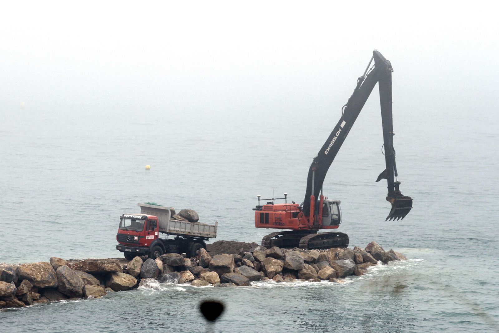 Trabajos de relleno en la Bahía de Algeciras por parte de Gibraltar en 2013.