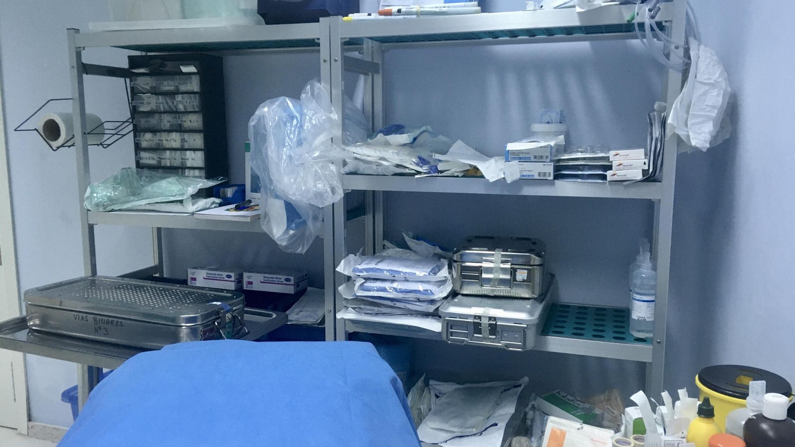 Material médico en la enfermería de Las Palomas