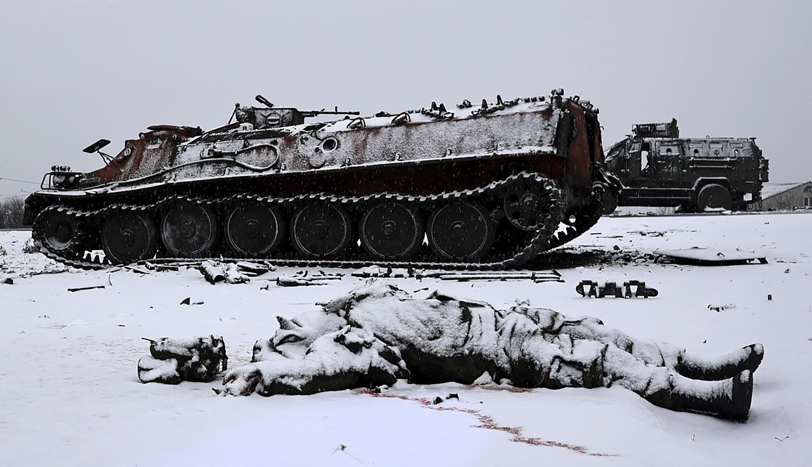 El cuerpo de un soldado ruso yace junto a un tanque en Jarkov. El cuerpo de un soldado ruso yace junto a un tanque en Jarkov.