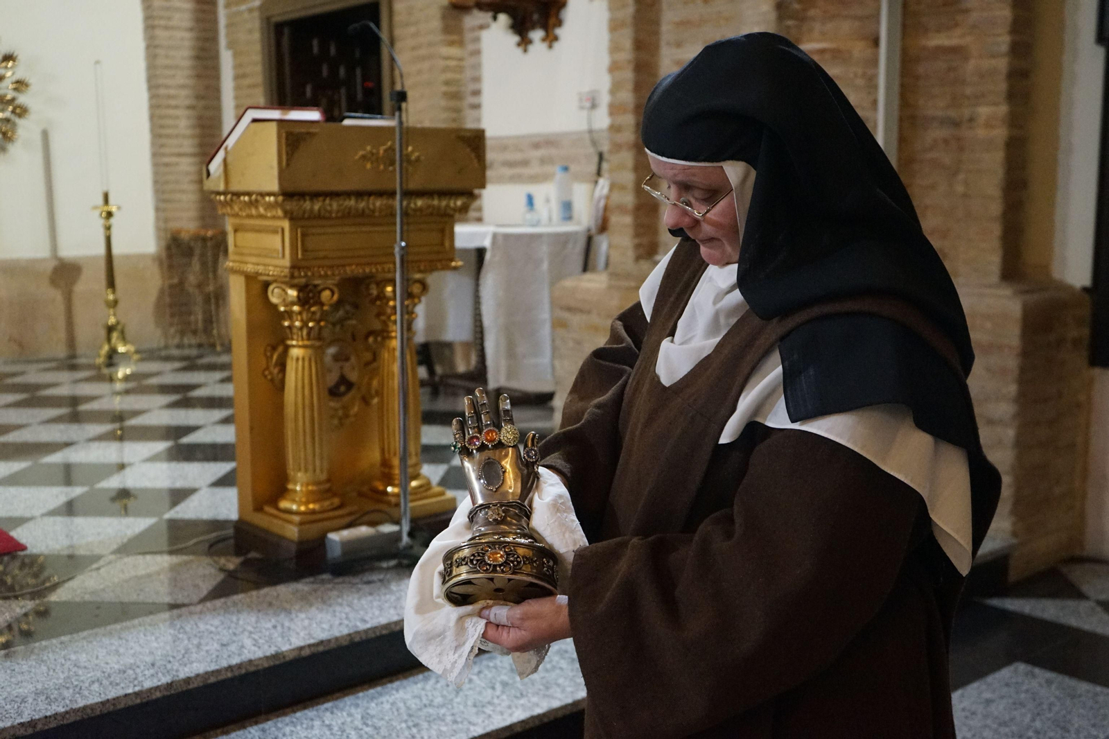 Una de las hermanas muestra la mano de Santa Teresa que custodia la congregación.