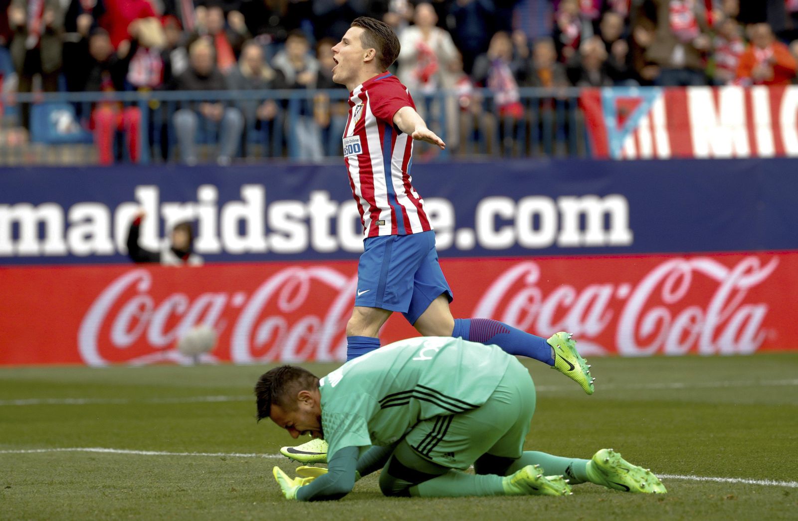 Gameiro celebra el 2-0 mientras Diego Alves lo lamenta en el suelo.