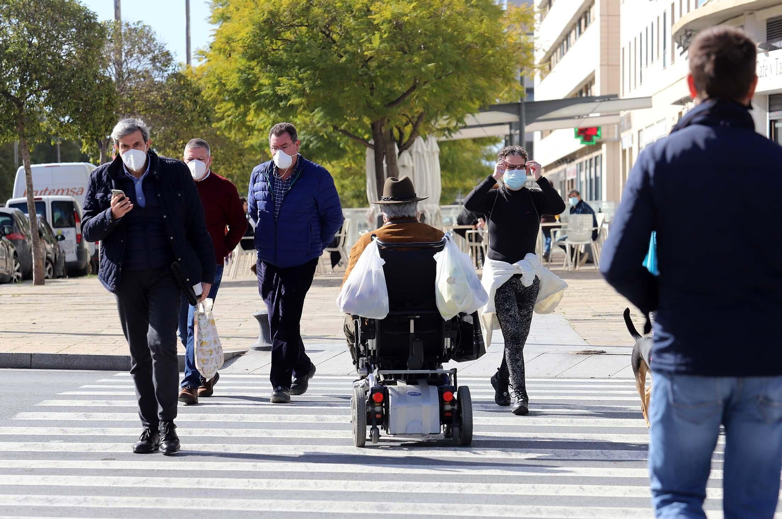 Ambiente en una calle del centro de la capital onubense.