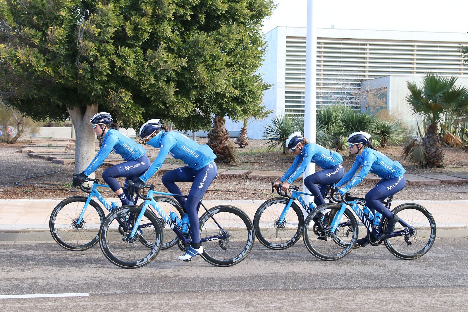 Fotogalería del entrenamiento del Movistar Team en Almería