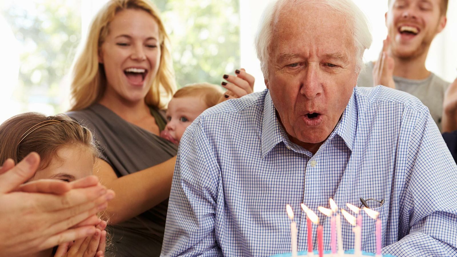 Las redes sociales son una de las causas de que la población tenga miedo a envejecer.