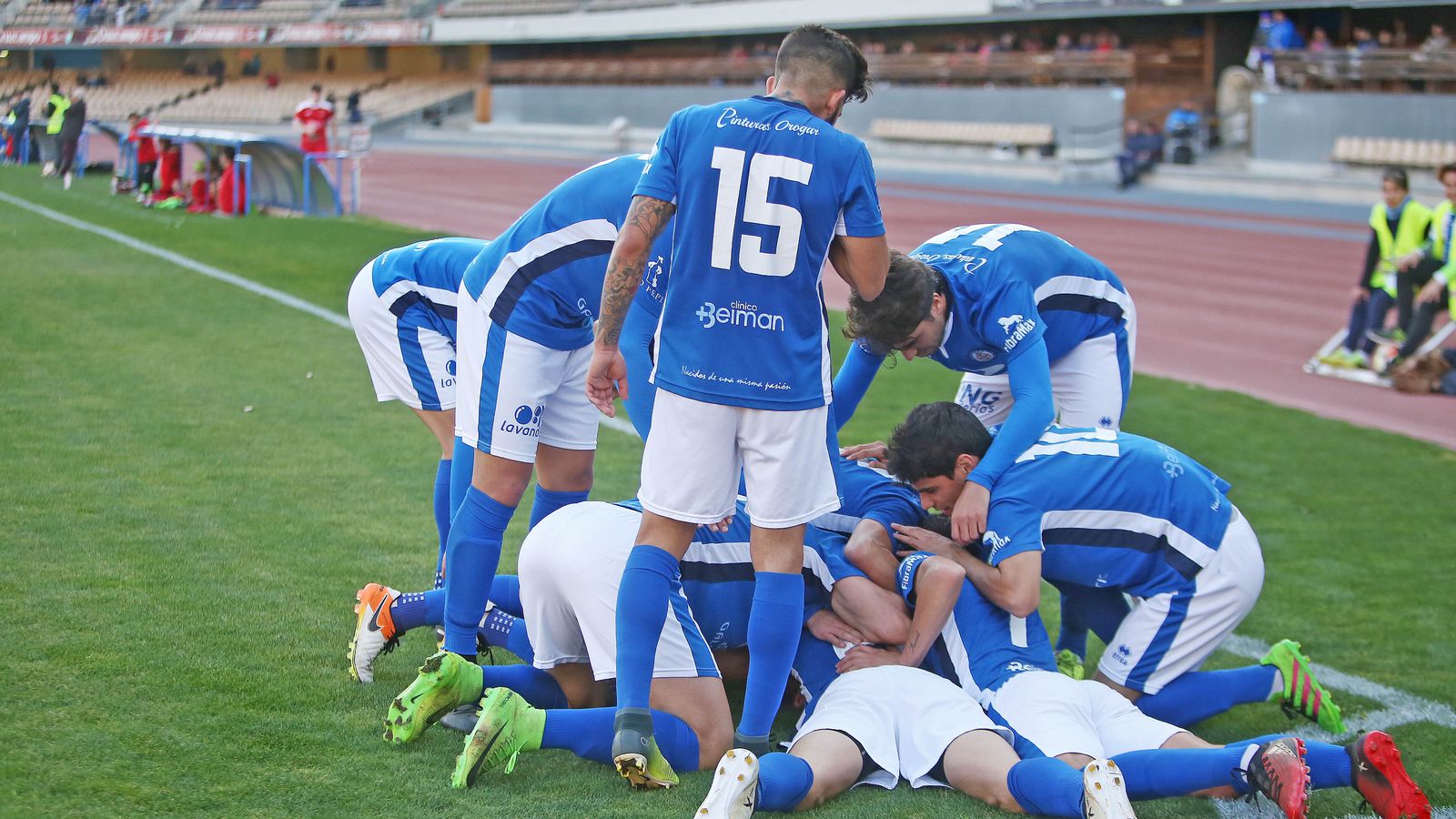 Los azulinos celebran uno de sus goles a los lebrijanos en Chapín con Masegosa en el banquillo.