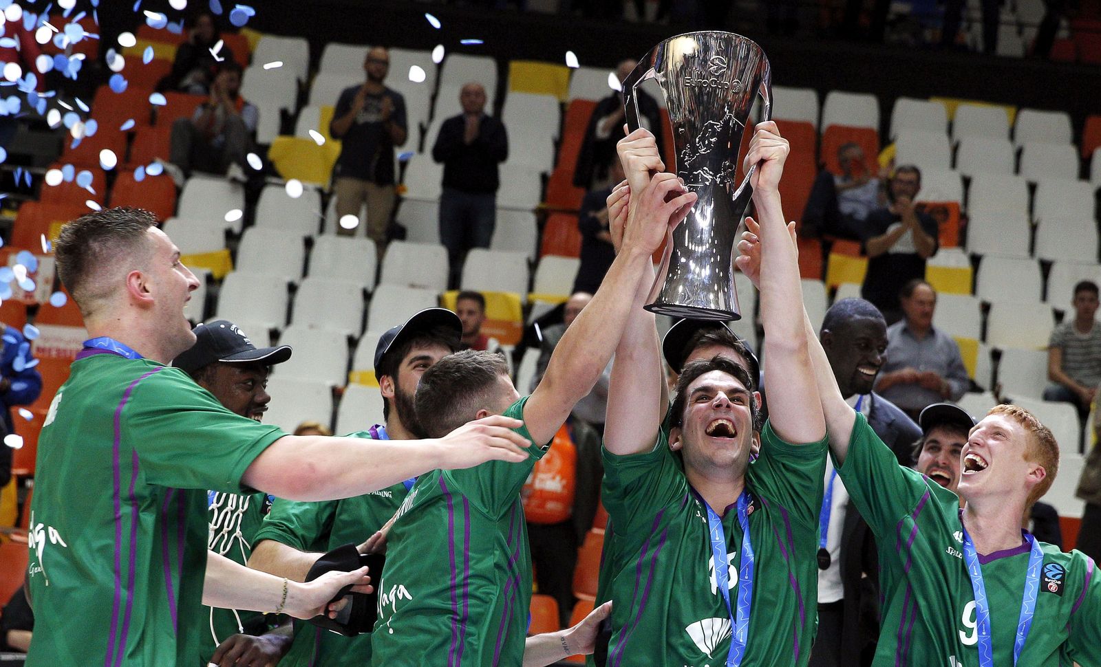 Los jugadores del Unicaja celebran la Eurocup.