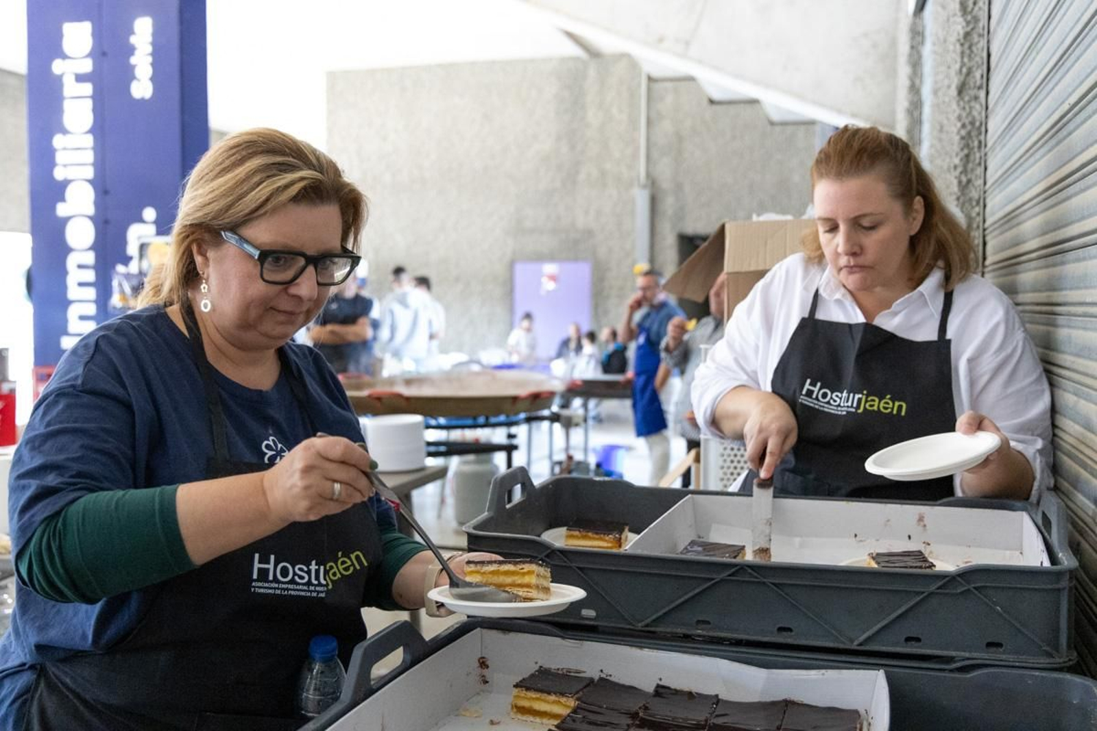 La afición del Real Jaén se vuelca con la paella solidaria por los afectados de la DANA, en imágenes