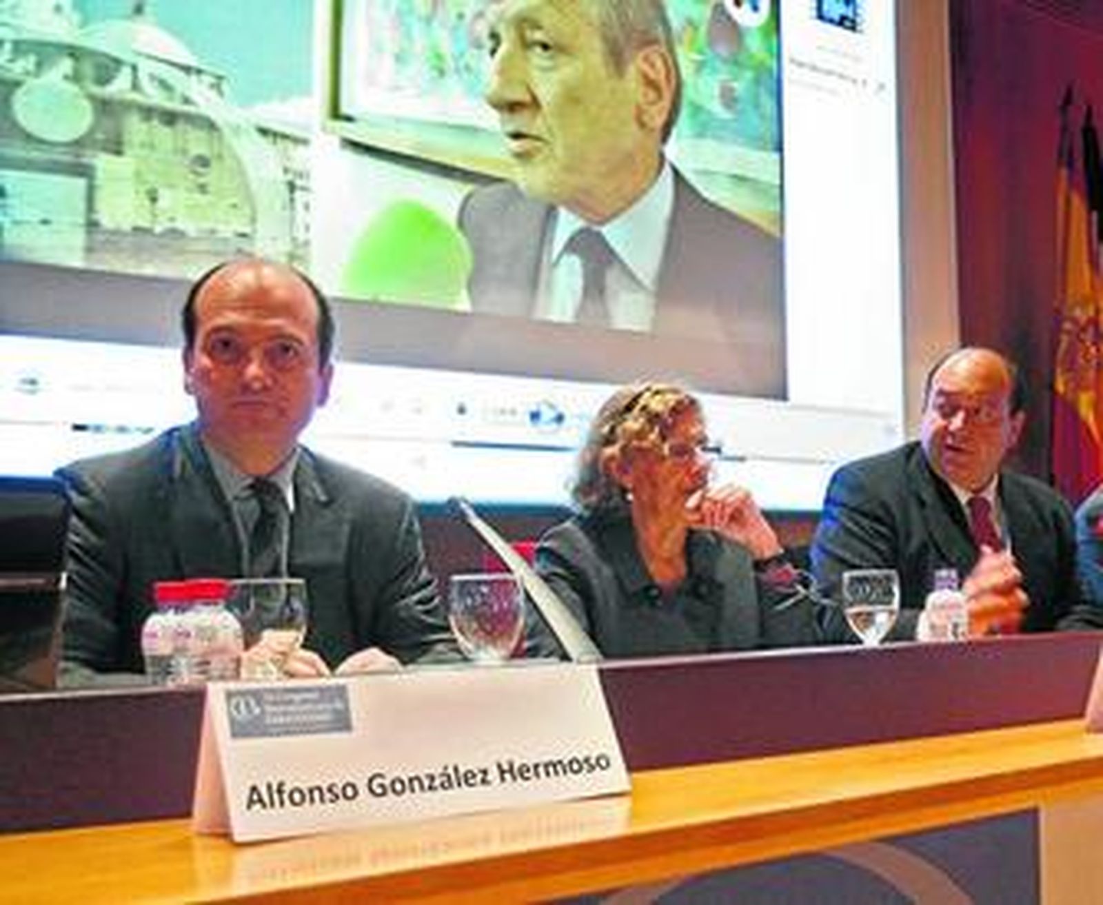 Alfonso González Hermoso, Manuela Carmena y Constantino Mediavilla.