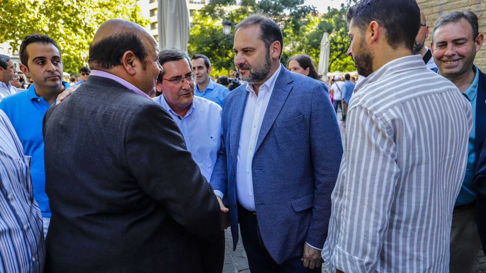 El ministro de fomento, José Luis Ábalos, antes de entrar a la plaza