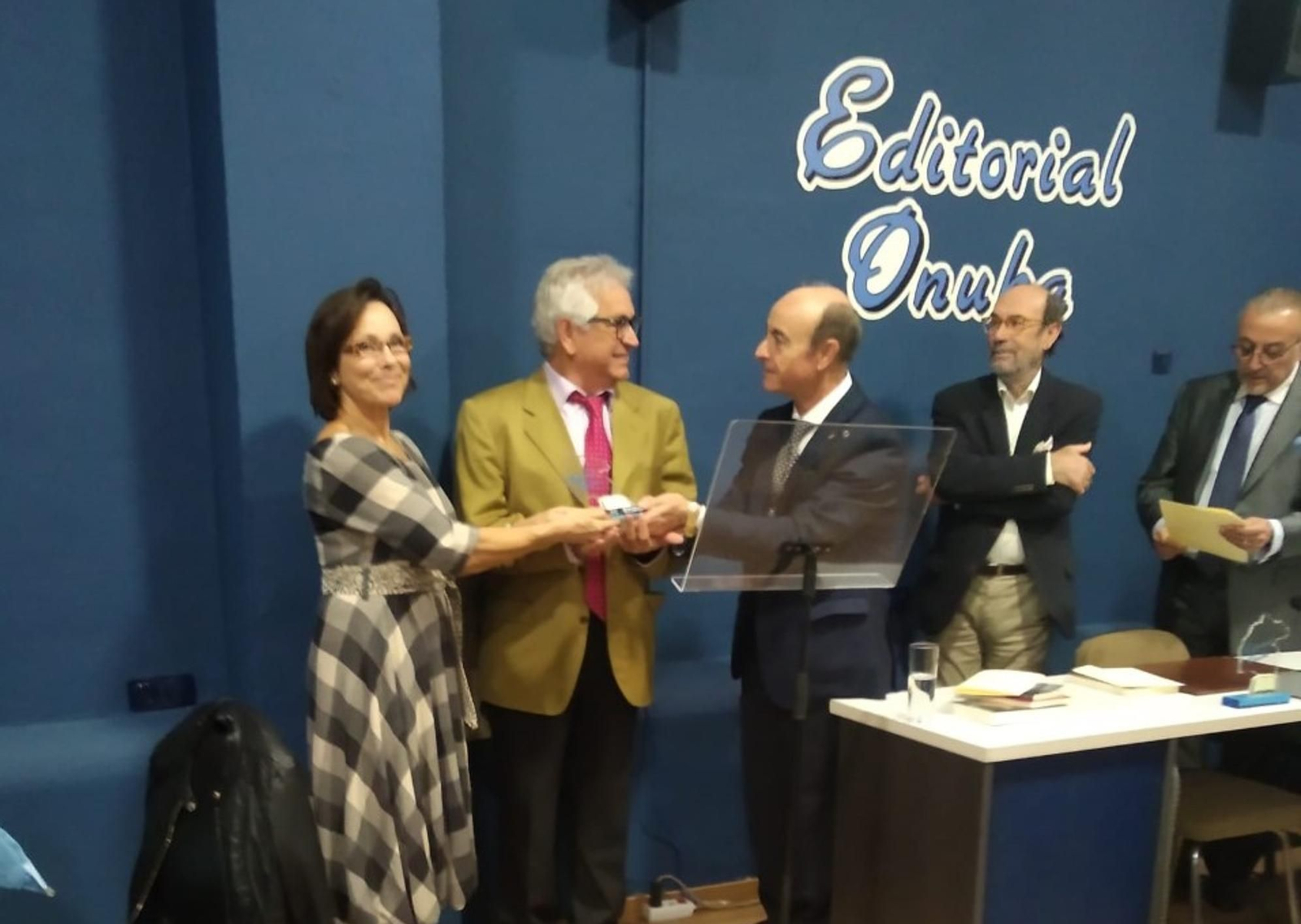 Momento en el que Manuel Muñoz recoge el Premio Onuba de novela.