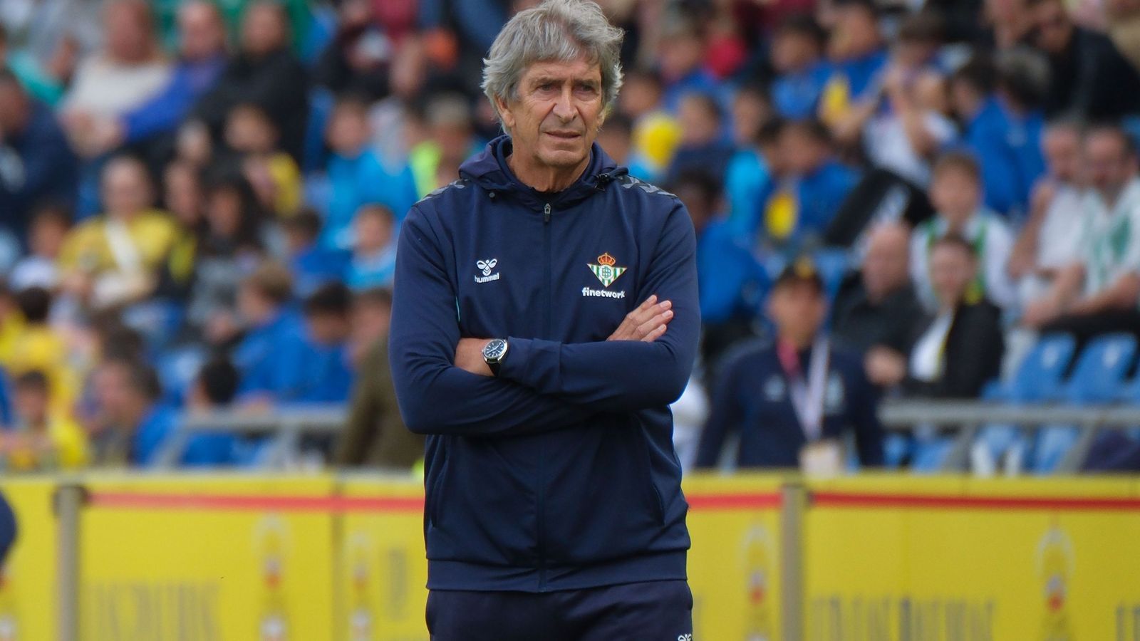 Manuel Pellegrini observa el partido en el Estadio Gran Canaria.