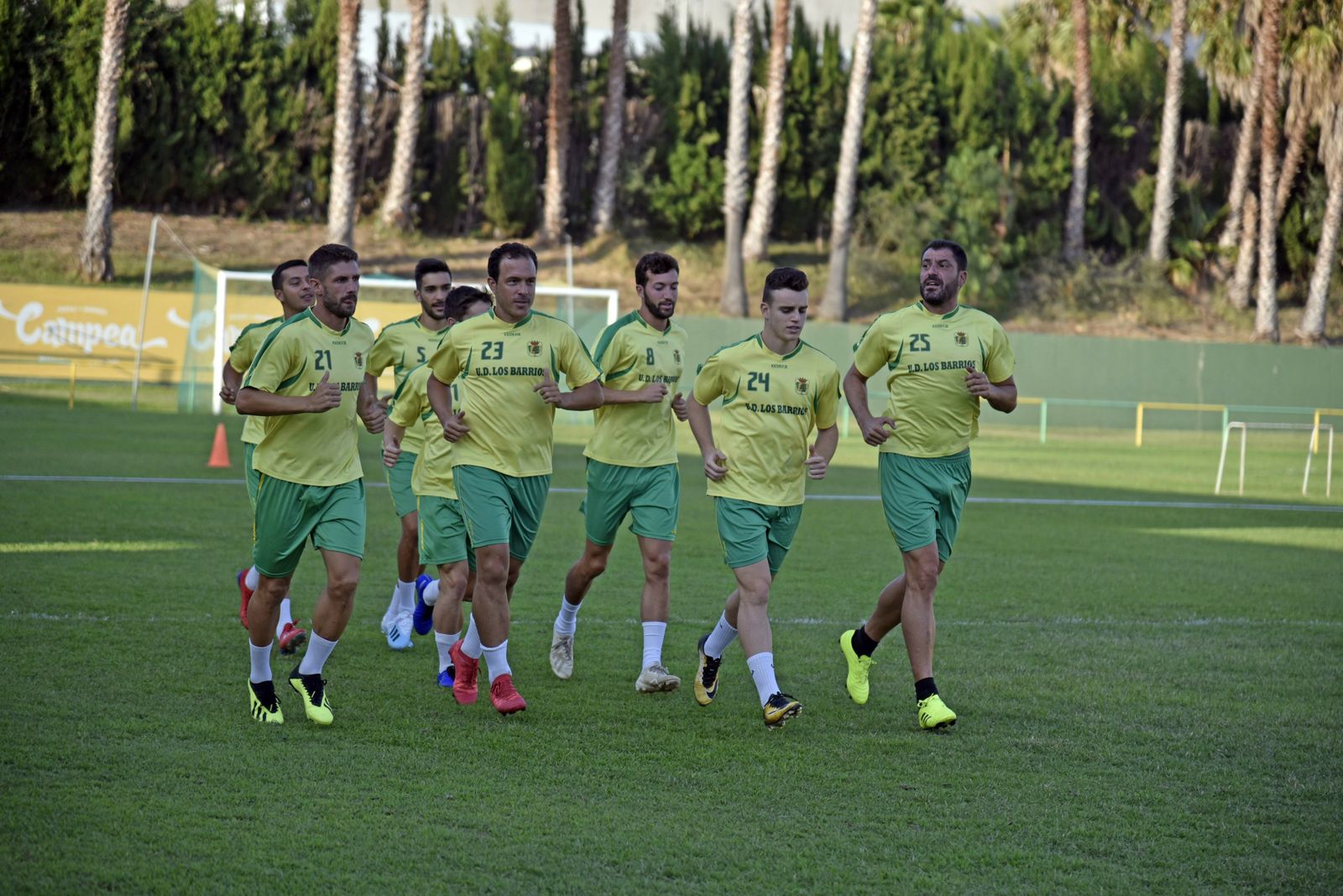 Guti Hernández (24), de vuelta tras sanción, corre con sus compañeros.