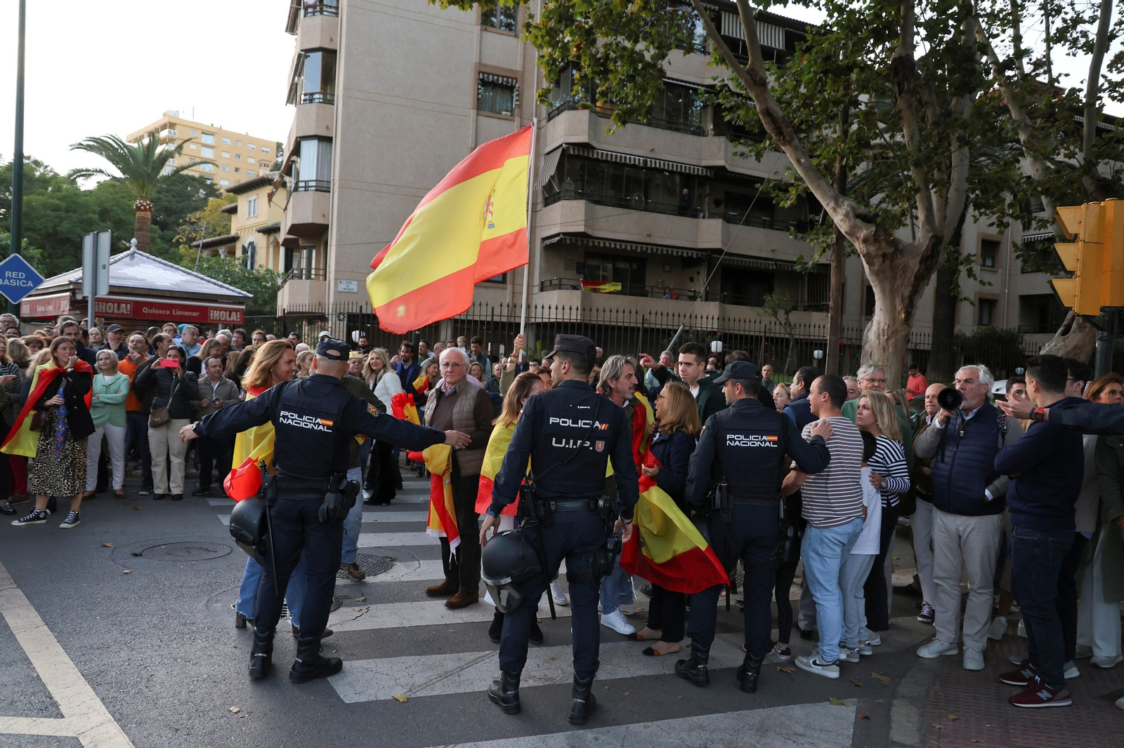 Las fotos de la protesta en Málaga contra Pedro Sánchez: "Se vende España por 7 votos" Las fotos de la protesta en Málaga contra Pedro Sánchez: "Se vende España por 7 votos"