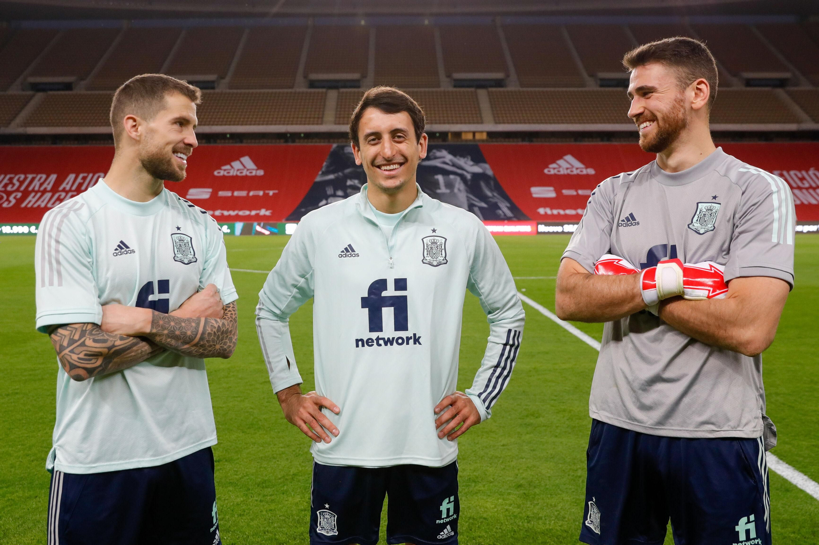 Íñigo Martínez, Oyarzabal y Unai Simón bromean en La Cartuja con la selección española.