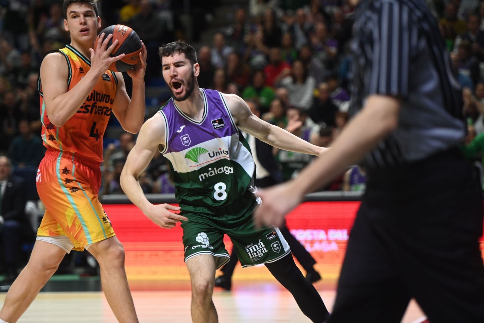 Brizuela celebra una canasta.