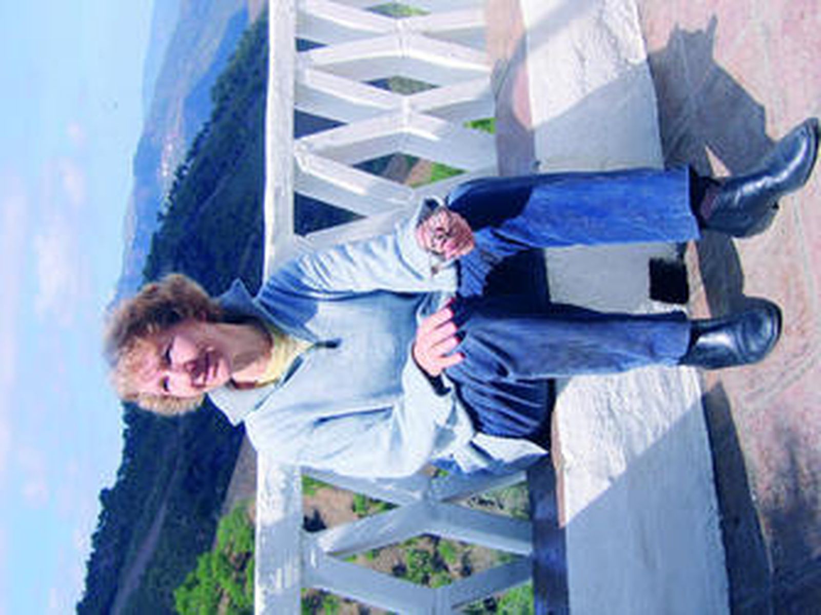 Carola von Garnier, en la terraza de su casa, un pequeño cortijo en la aldea de Los Romanes.