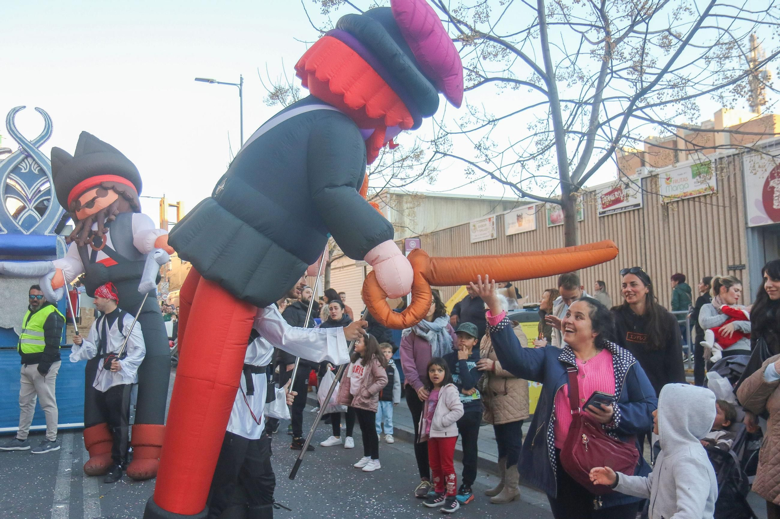 Las mejores imágenes de la cabalgata de Papá Noel en Granada