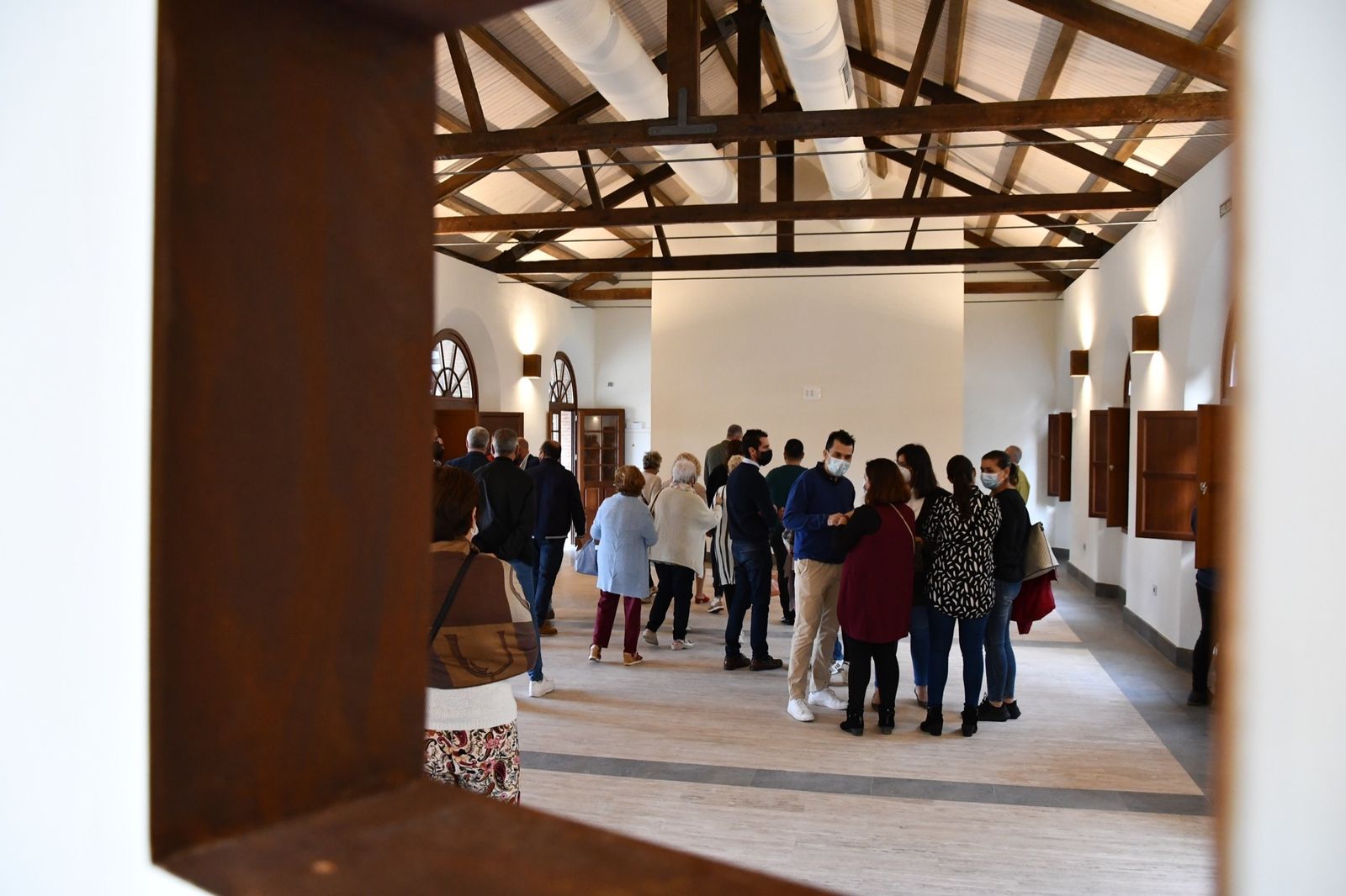 El interior reformado de la antigua estación de Renfe de San Roque.