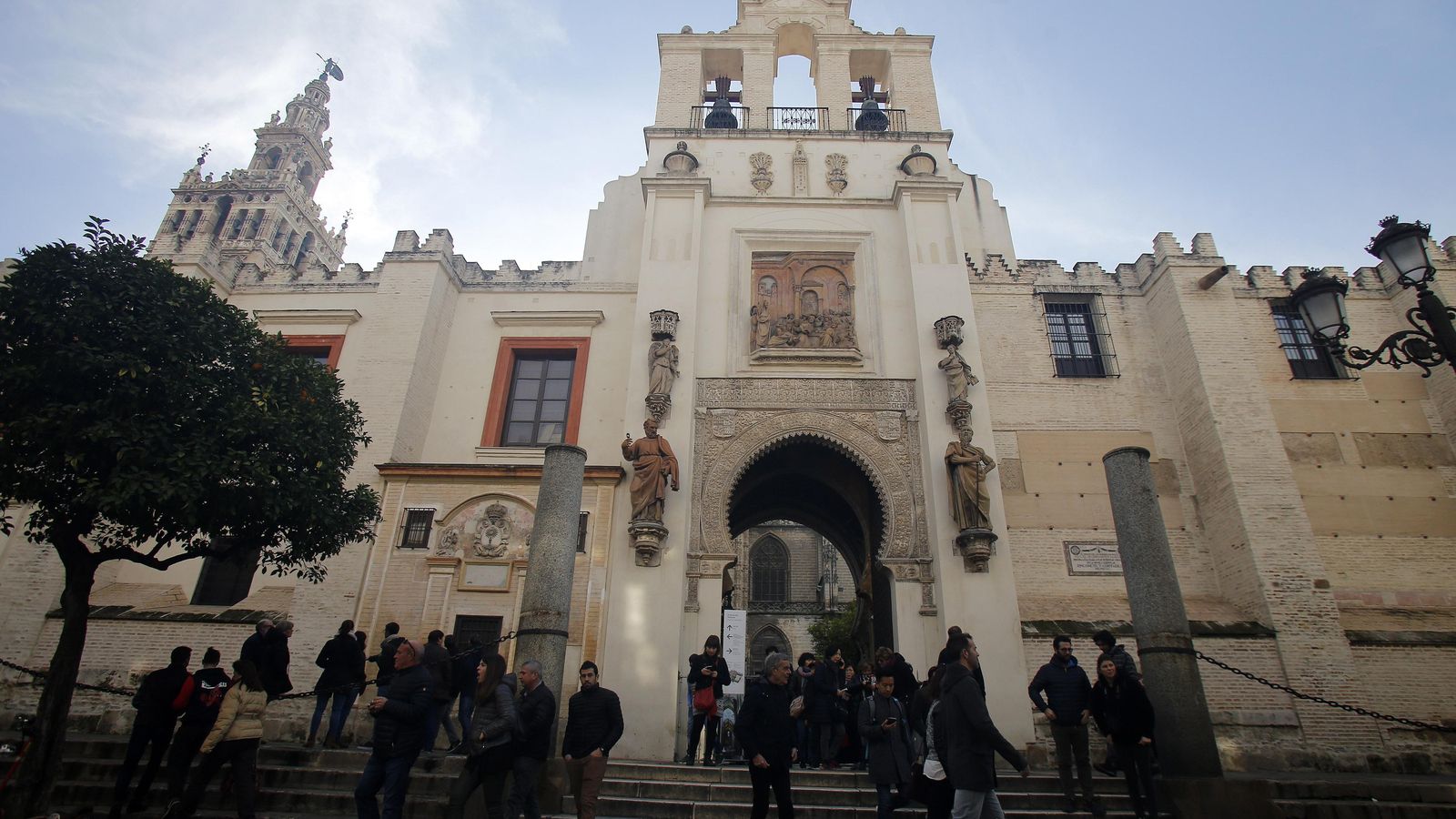 Turistas ante la Puerta del Perdón de la Catedral.