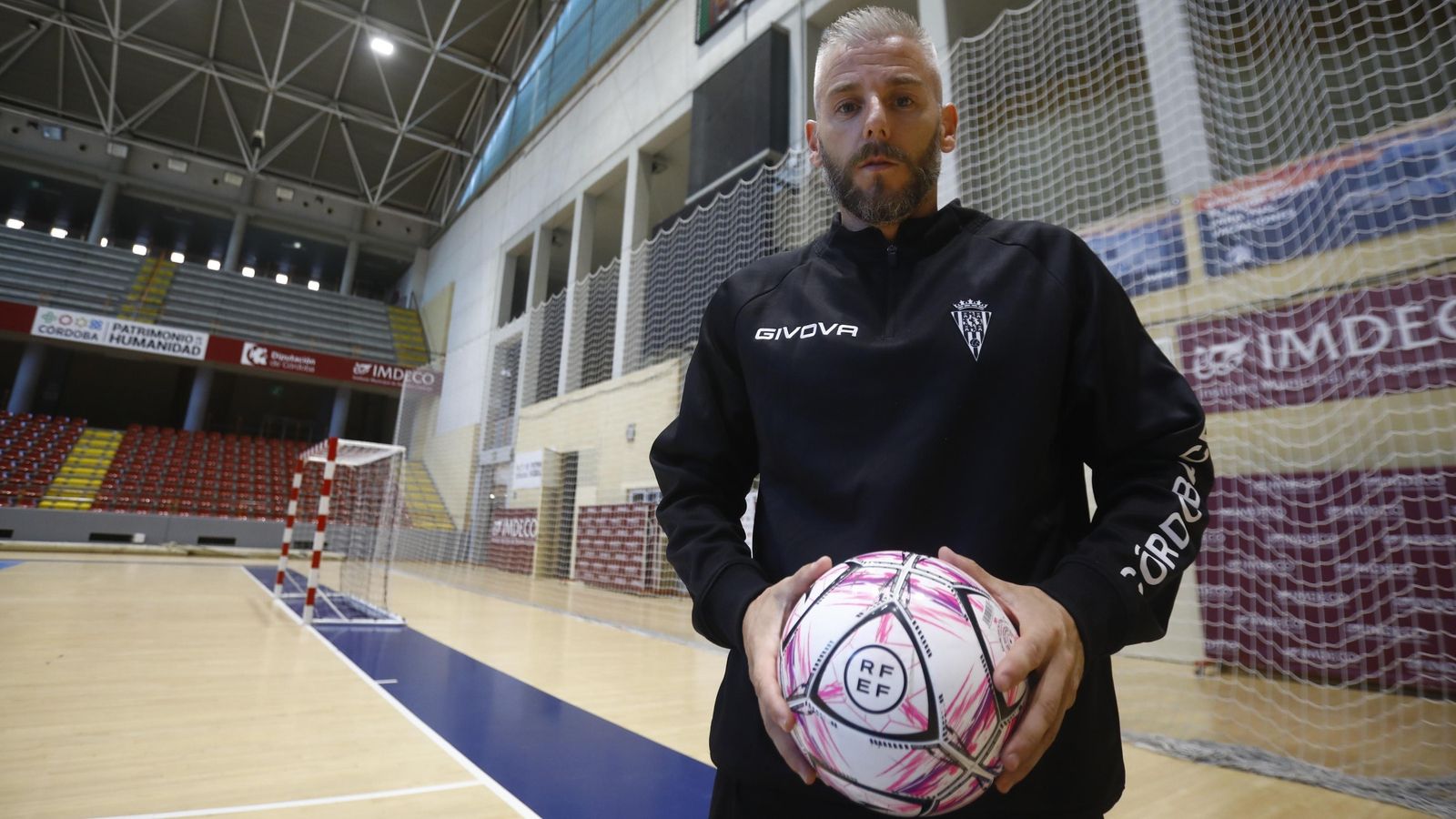 Miguelín sujeta un balón en Vista Alegre.