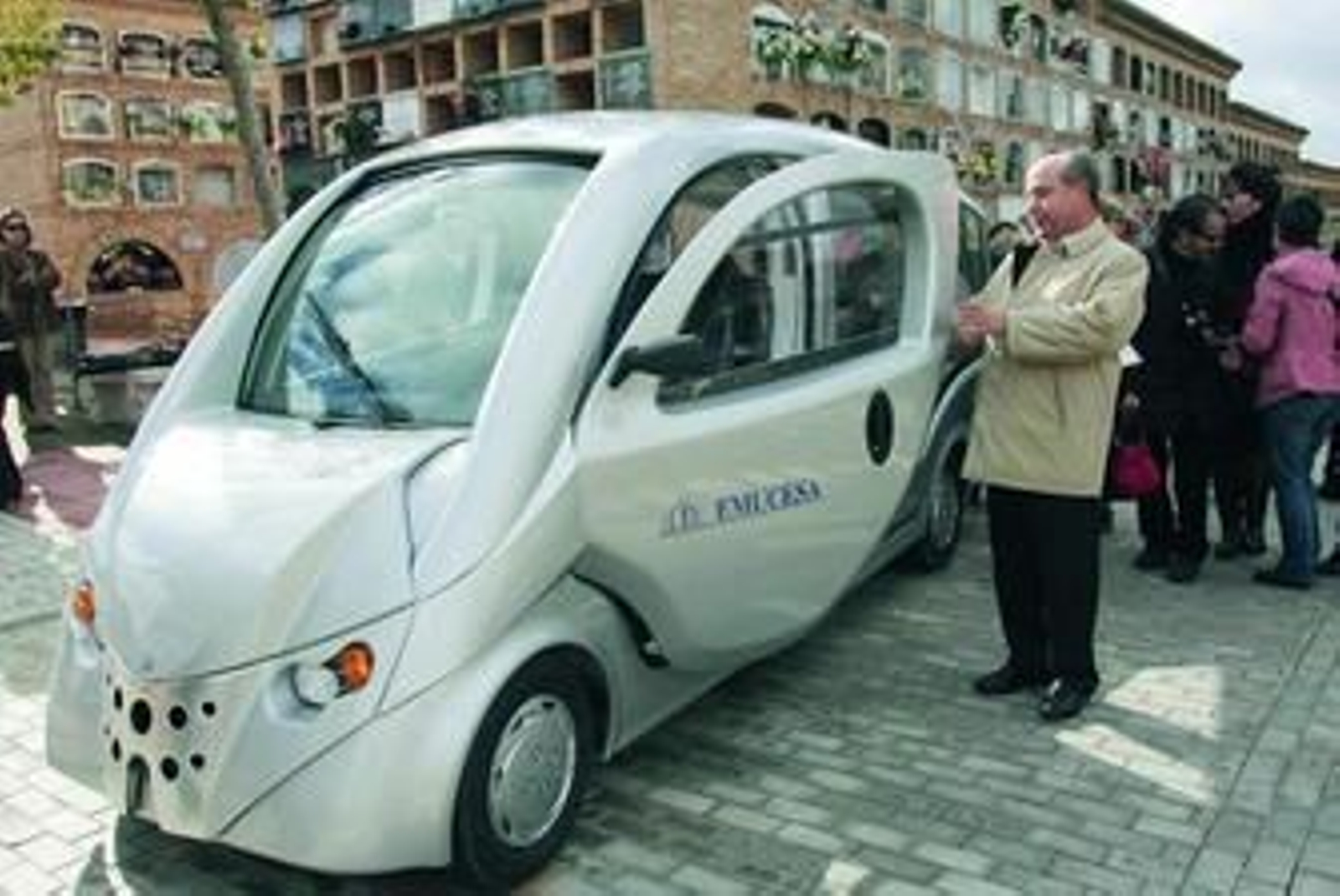 El alcalde, José Torres Hurtado, presentó ayer el vehículo eléctrico Ion que a partir de ahora trasladará los cadáveres en el cementerio municipal.