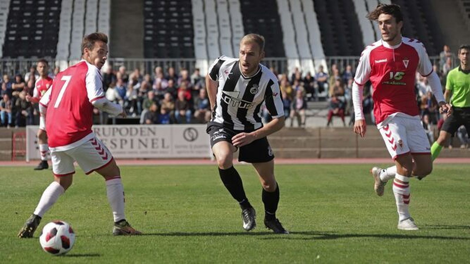 Joe, en la disputa de un Balona-Murcia.