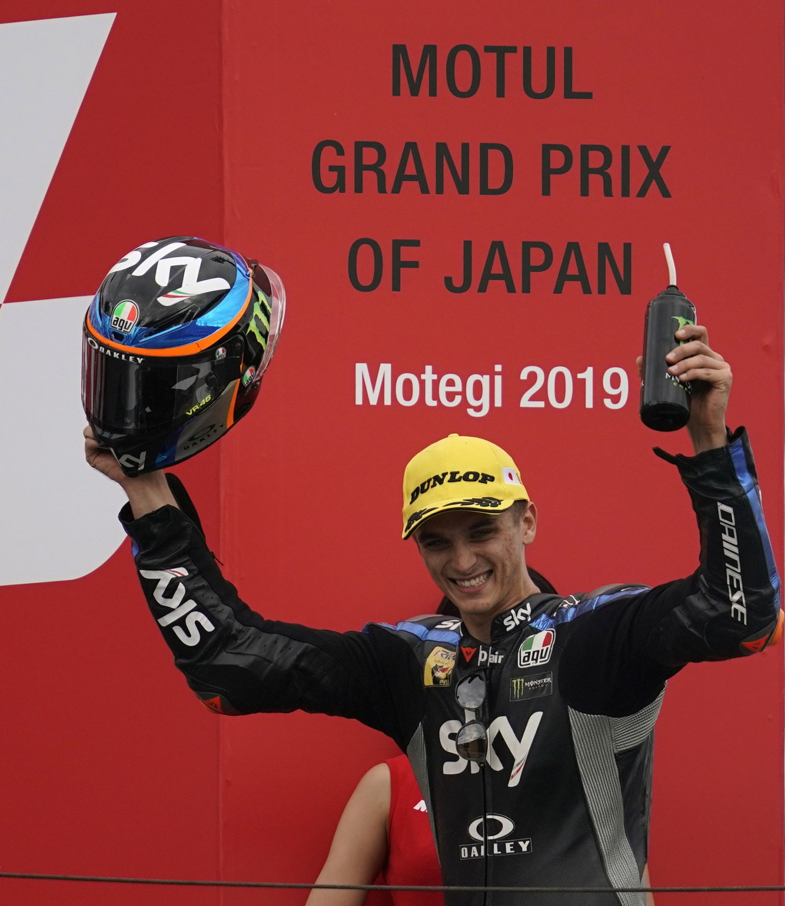 Luca Marini celebra en el podio su segunda victoria consecutiva.