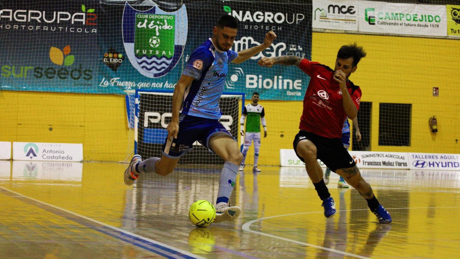 Un jugador celeste prepara la pierna para el disparo ante la presión de un rival en el encuentro frente a La Nucía.