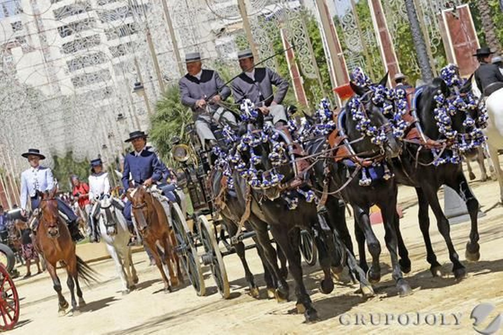 inetes a lomos de sus caballos y un enganche, el arte de combinar a los ‘nobles brutos’, ayer en plena evolución sobre el albero del parque González Hontoria.

Foto: Manuel Aranda