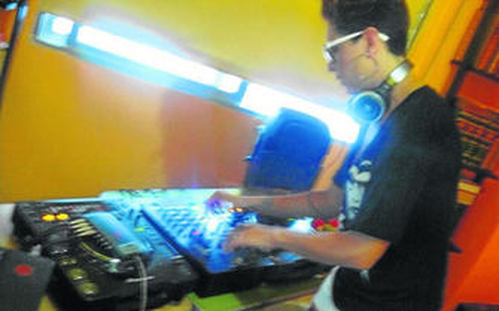 Silvina Romero pinchando en el estudio de su casa.