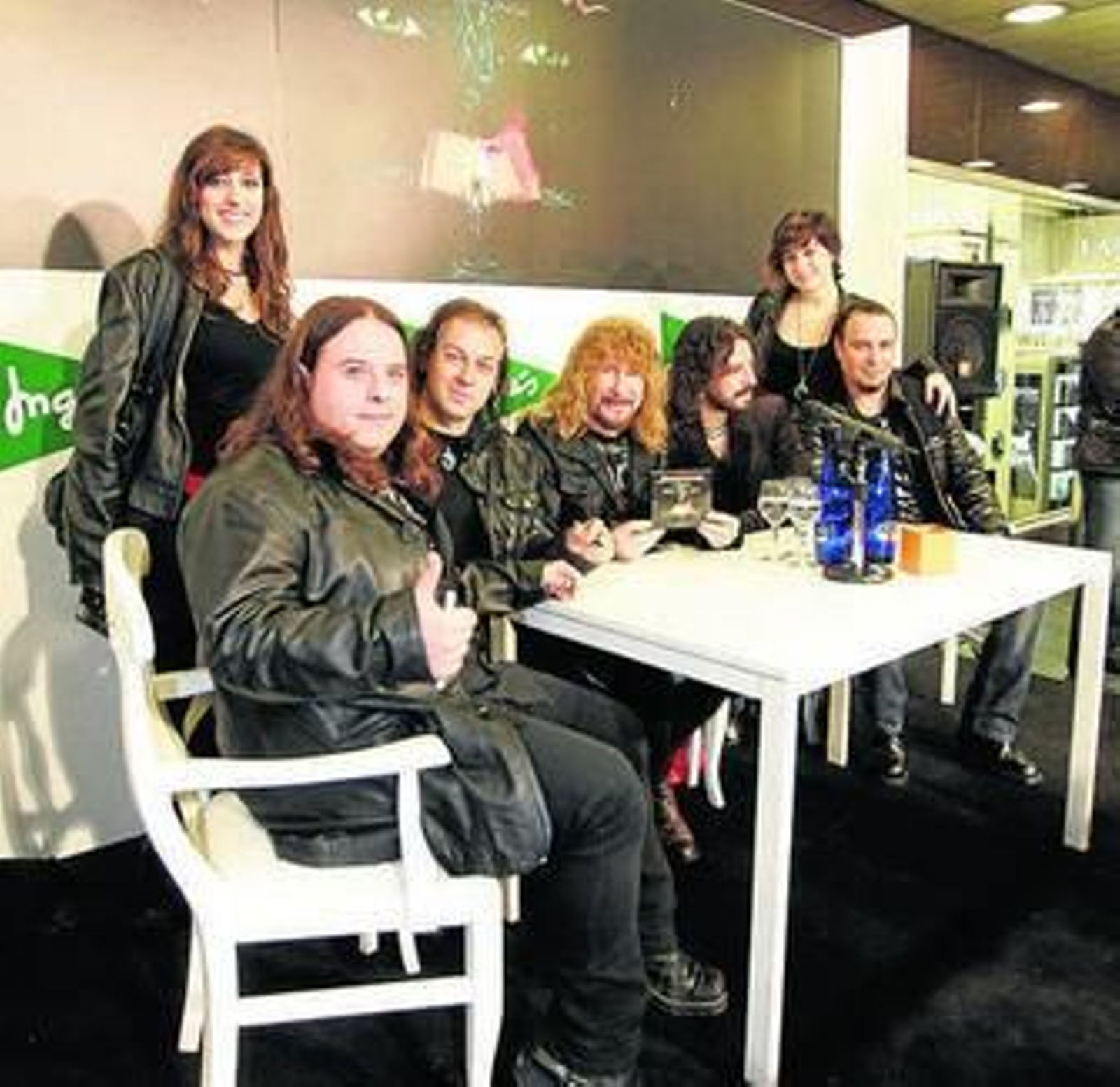 Medina Azahara, en su firma de discos, junto a dos seguidoras.