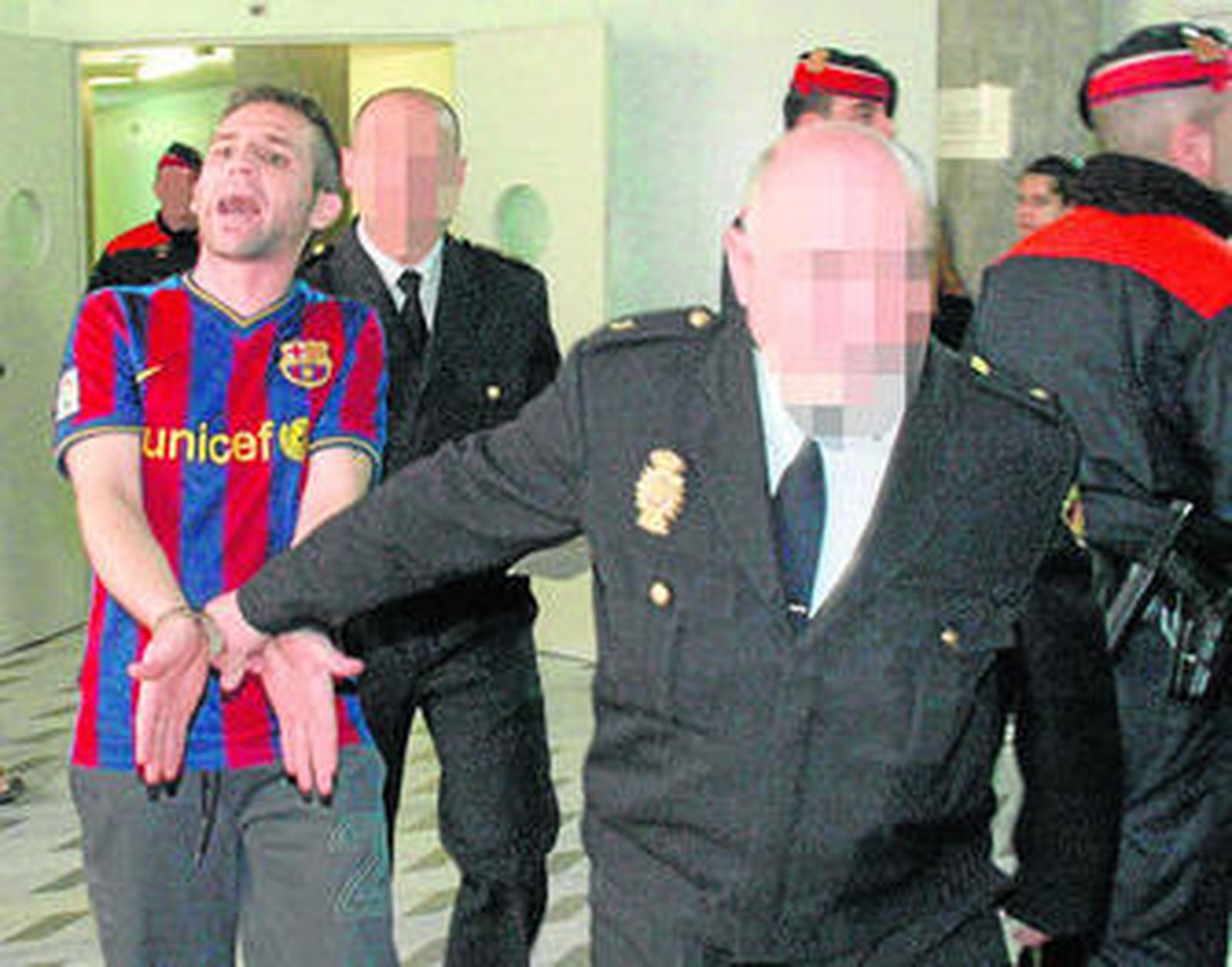 La Policía custodia al Rafi durante su traslado a los juzgados de Lérida.