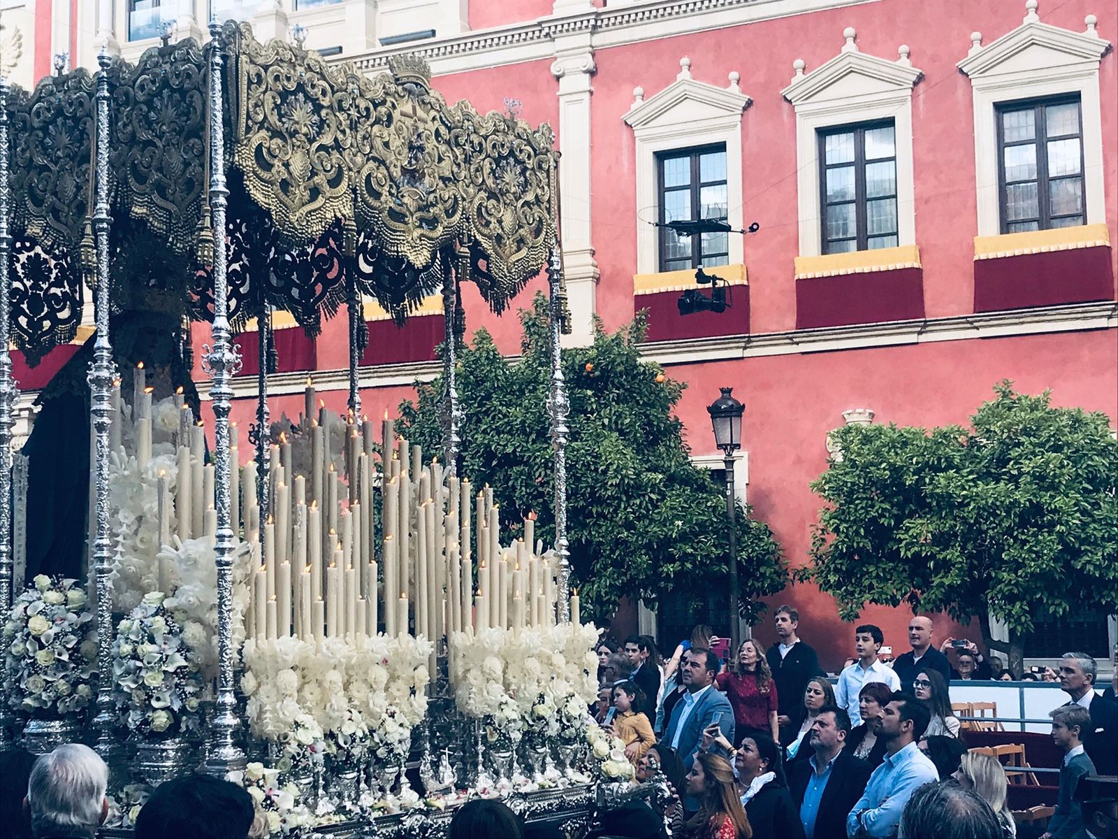 La cámara se aproxima al paso de palio de la Hermandad de la Sed