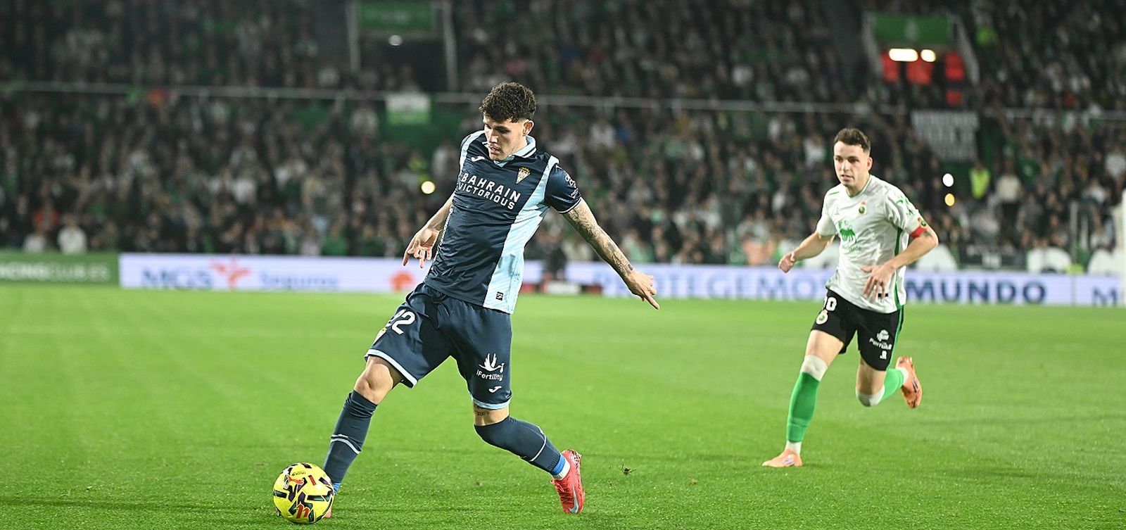 Trilli controla el balón en presencia de Íñigo Vicente.