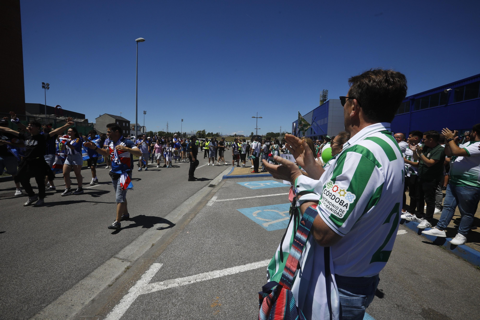 El Córdoba CF recibe el calor de su afición a su llegada a El Toralín antes del partido ante la Ponferradina El Córdoba CF recibe el calor de su afición a su llegada a El Toralín antes del partido ante la Ponferradina