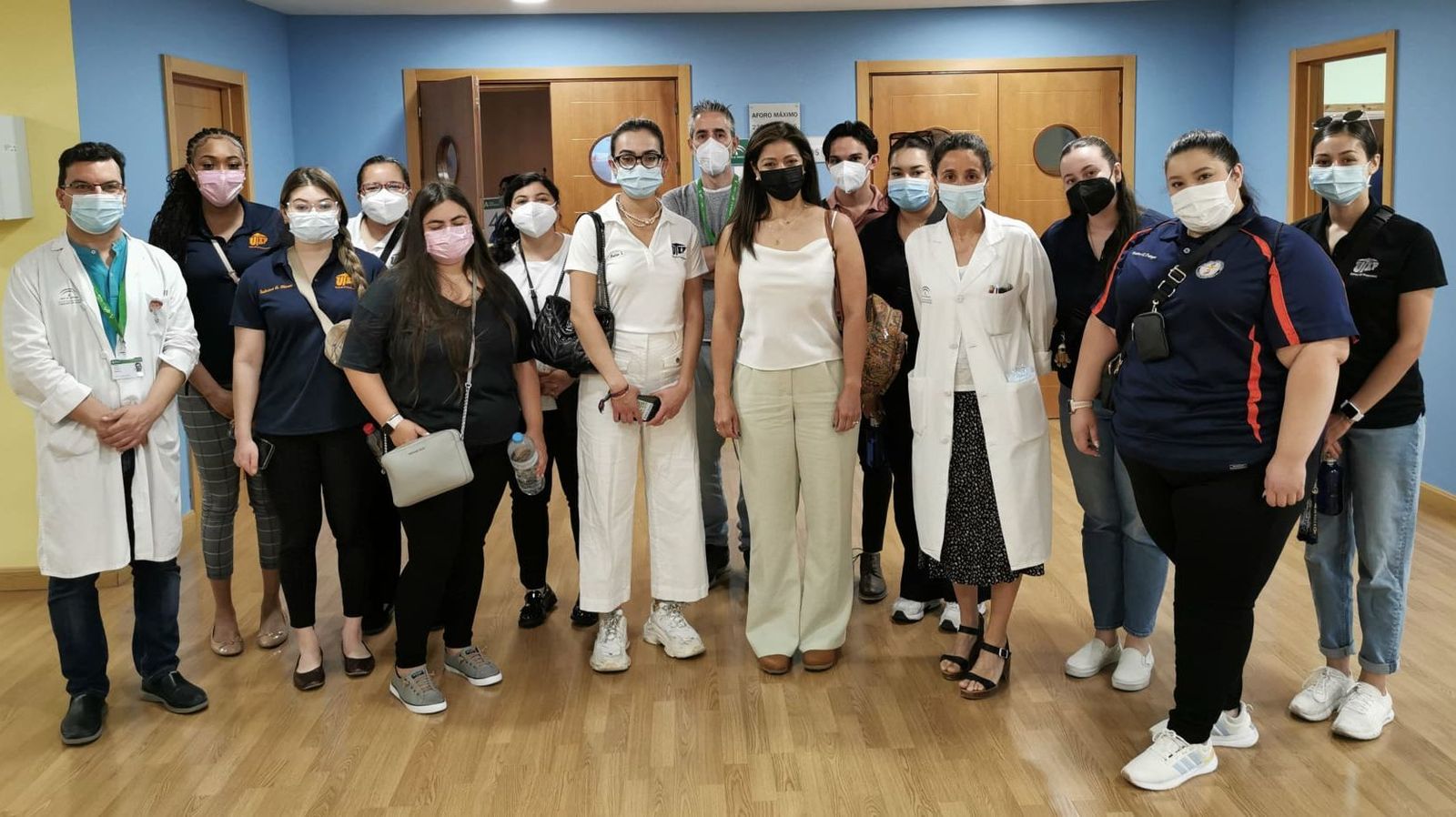 Un momento de la visita de estudiantes norteamericanos al servicio de Farmacia del Hospital de Valme.