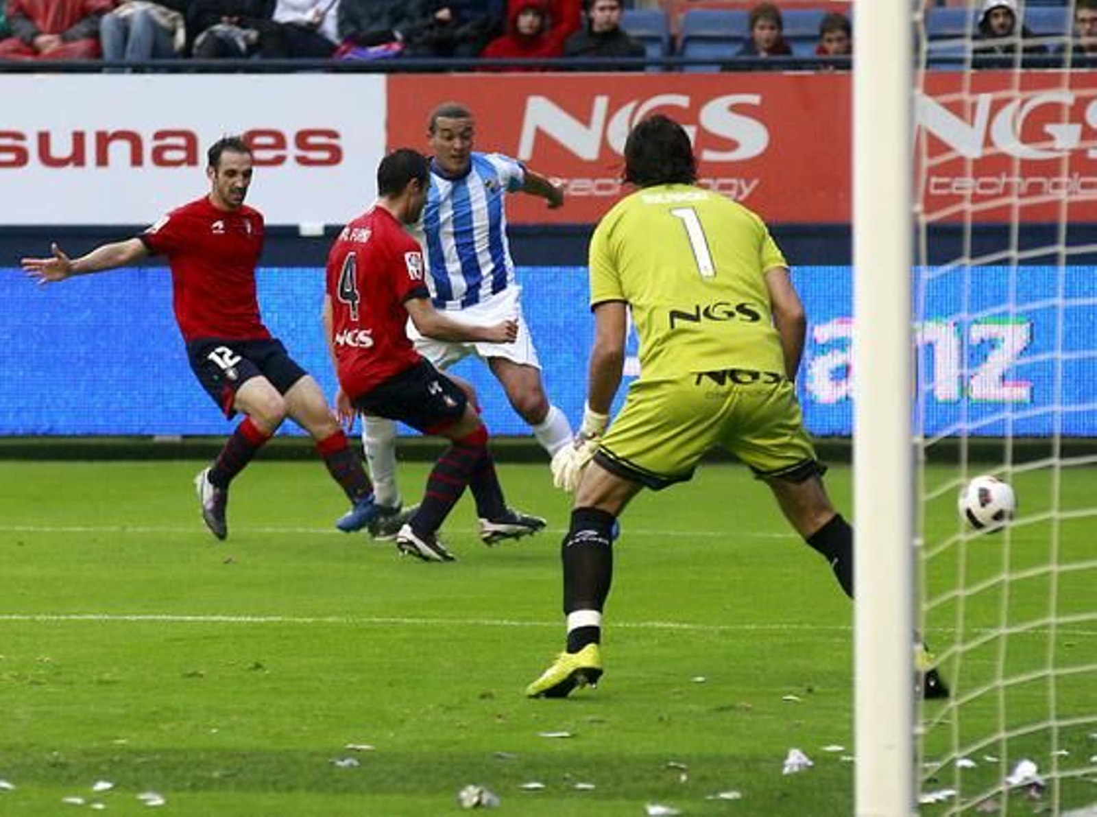 El Málaga pierde 2-0 en su visita al Reyno de Navarra. / Punto Press