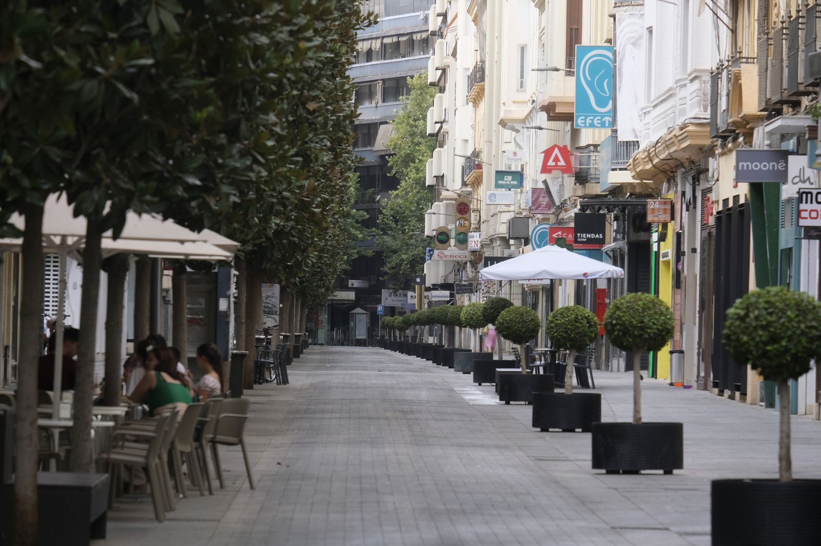 El calor vacía las calles de Córdoba en una jornada de 45 grados, en imágenes