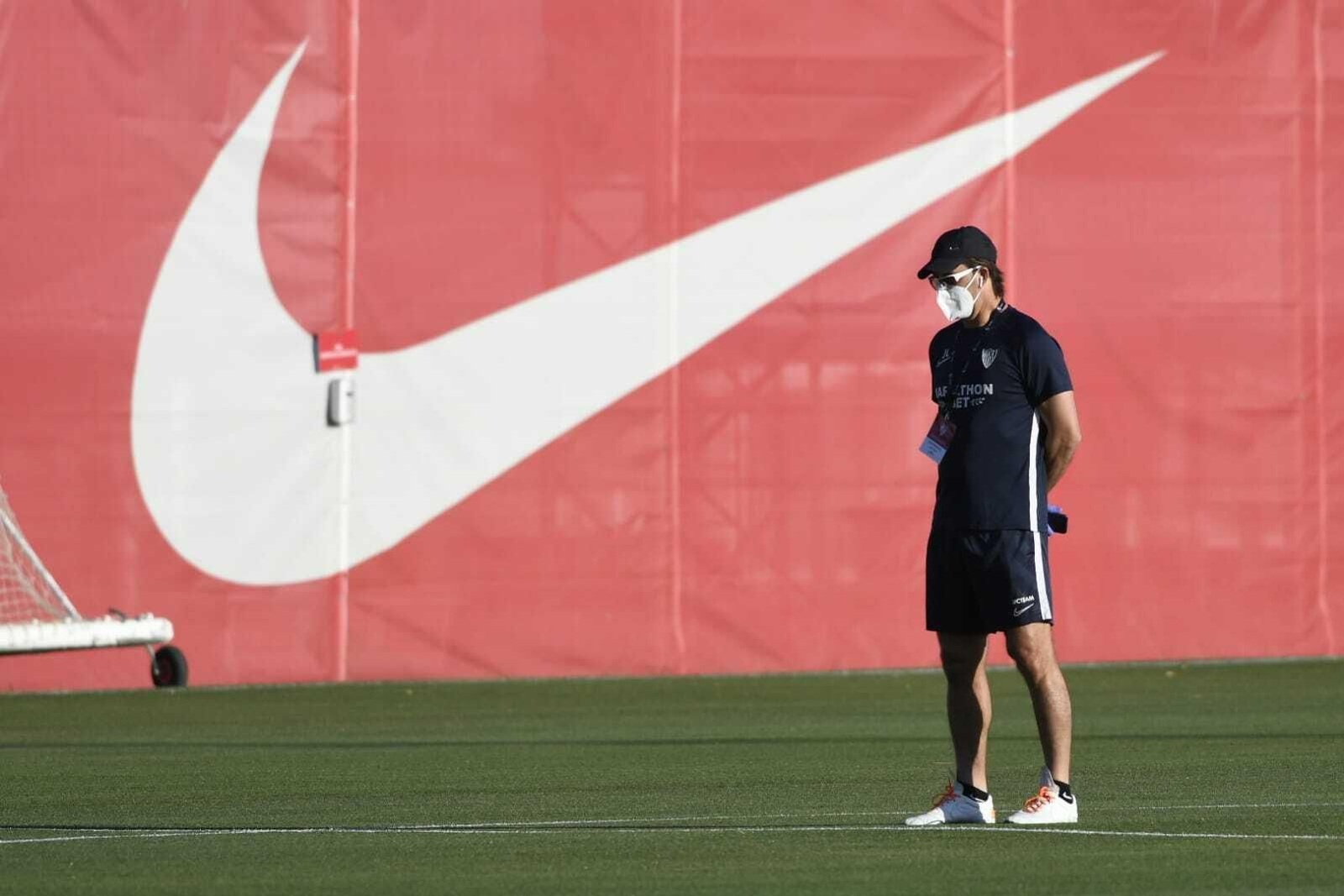 Lopetegui, profilácticamente protegido, supervisa la vuelta al césped del Sevilla.