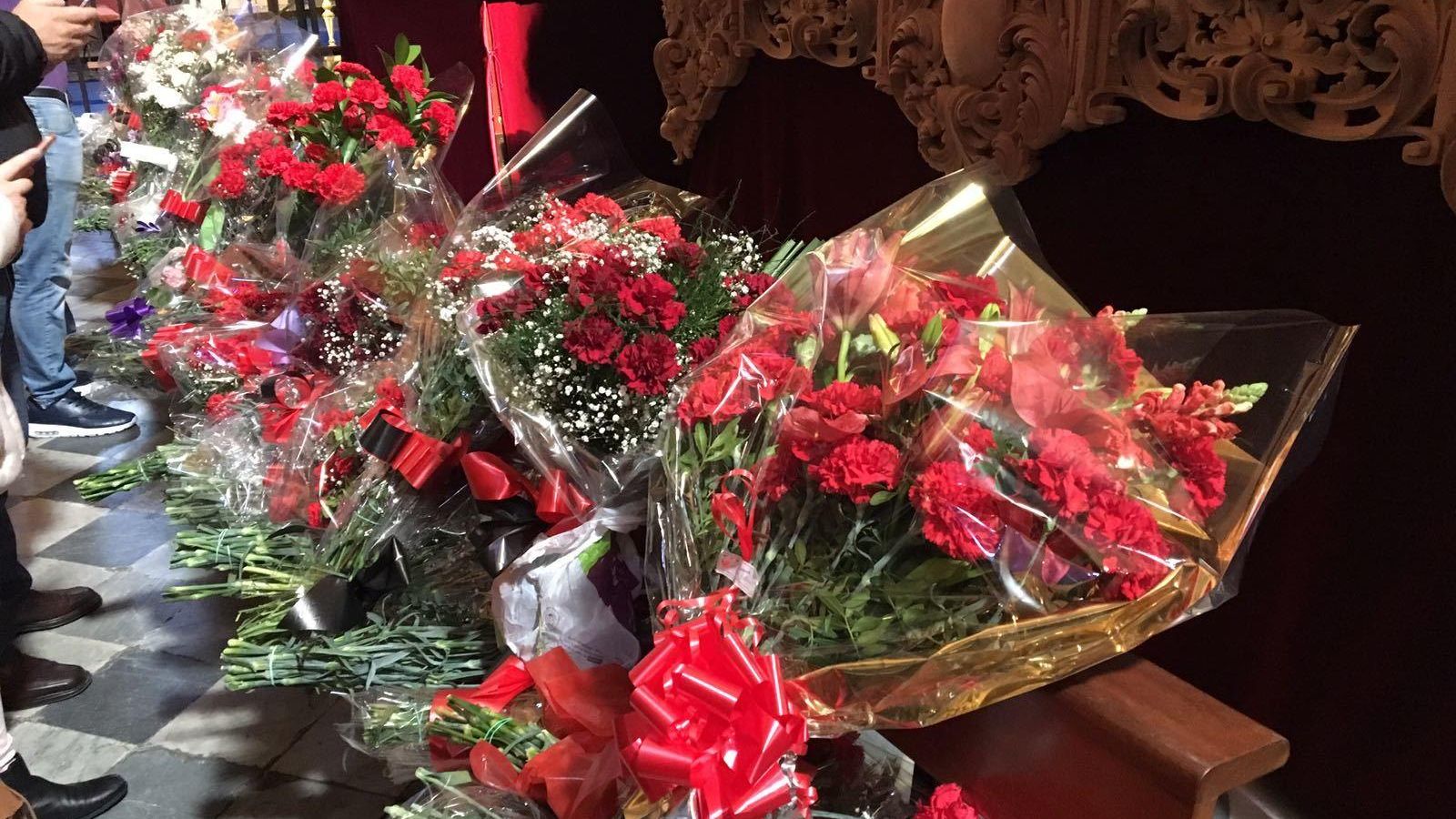 Ofrenda floral que se ha realizado al Nazareno en la Basílica de la Prioral.