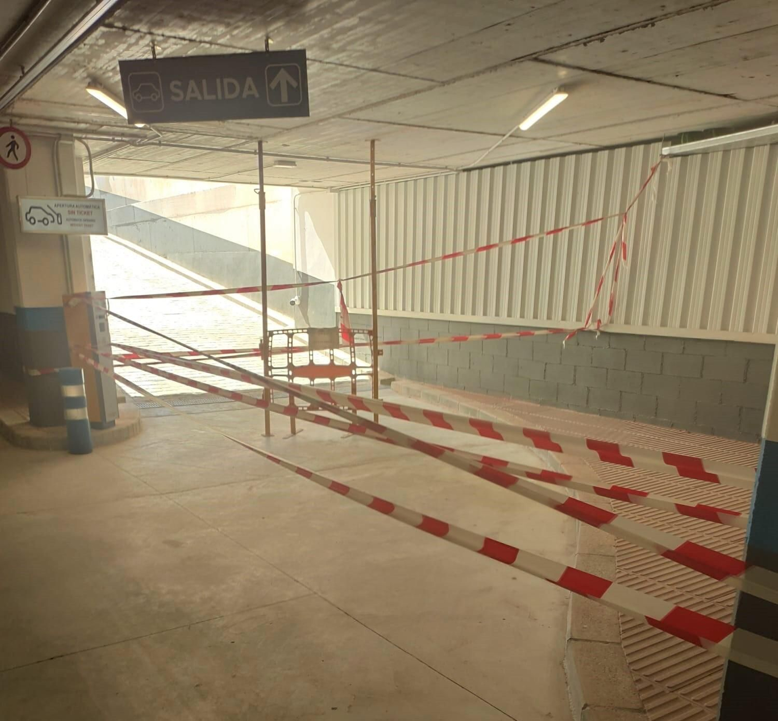 La salida del aparcamiento en la que un vehículo ha roto la barrera.