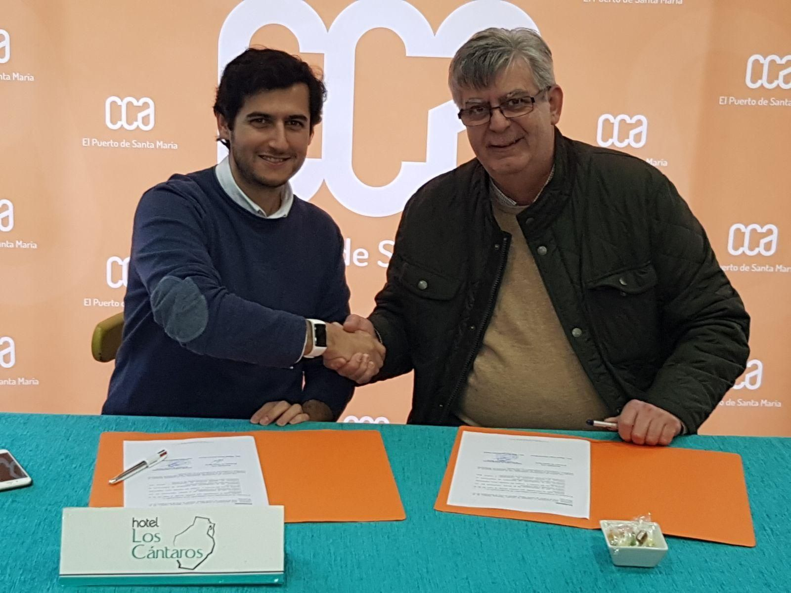 Los presidentes del Consejo de Hermandades y el CCA, durante la firma del acuerdo.